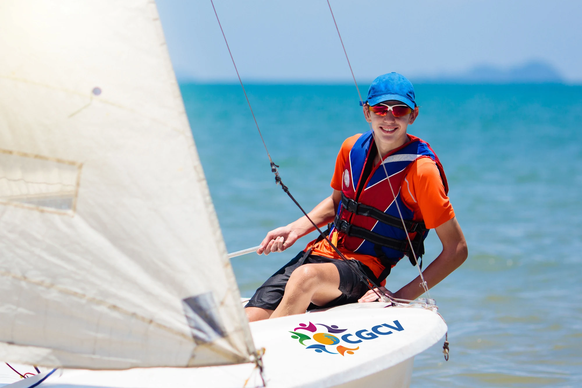 Un enfant à bord d’un voilier à La Faute-sur-Mer