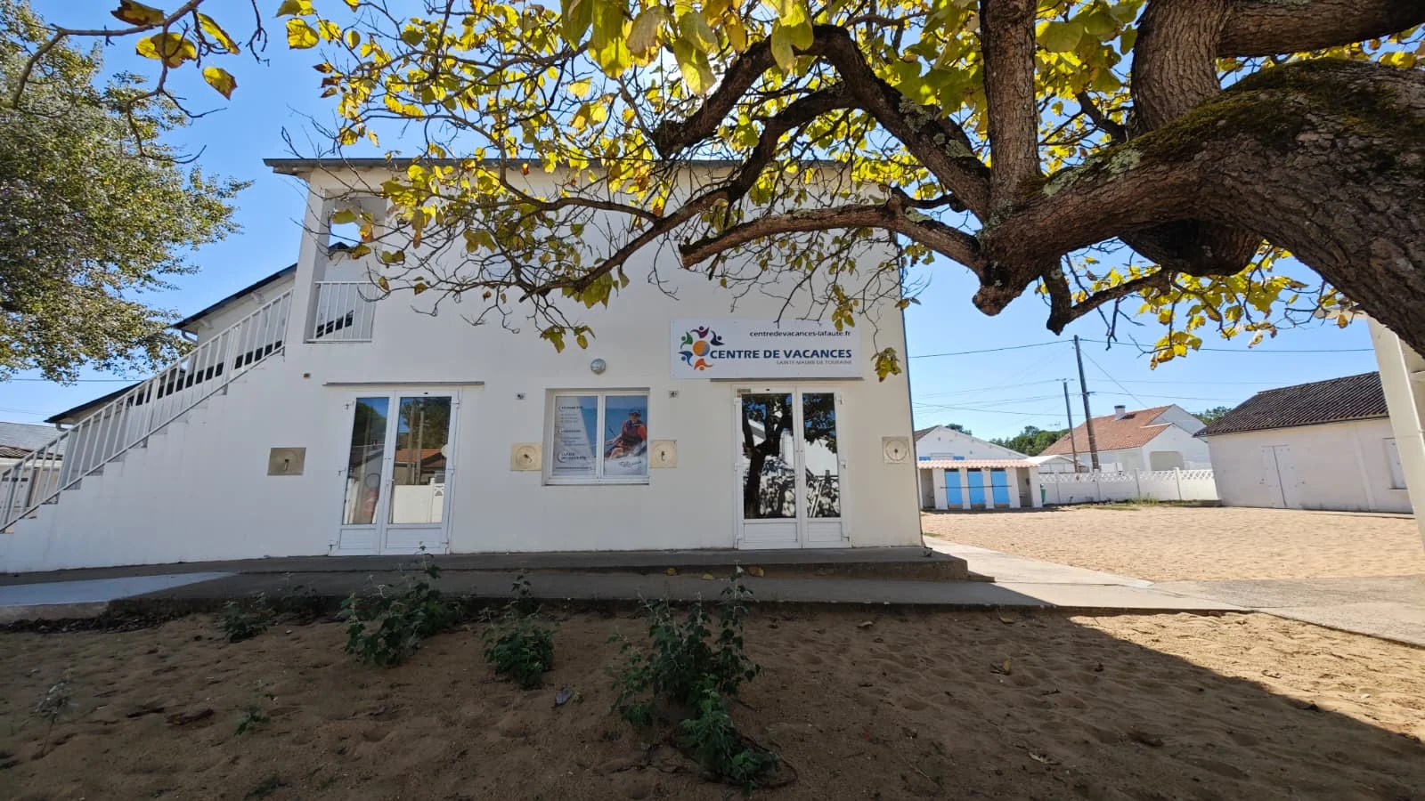 Façade et entrée du centre CGCV