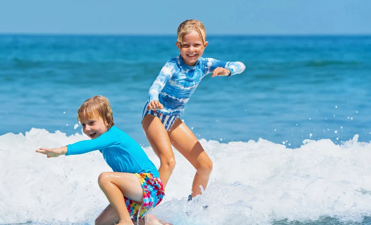 Enfants jouant dans les vagues au bord de la mer