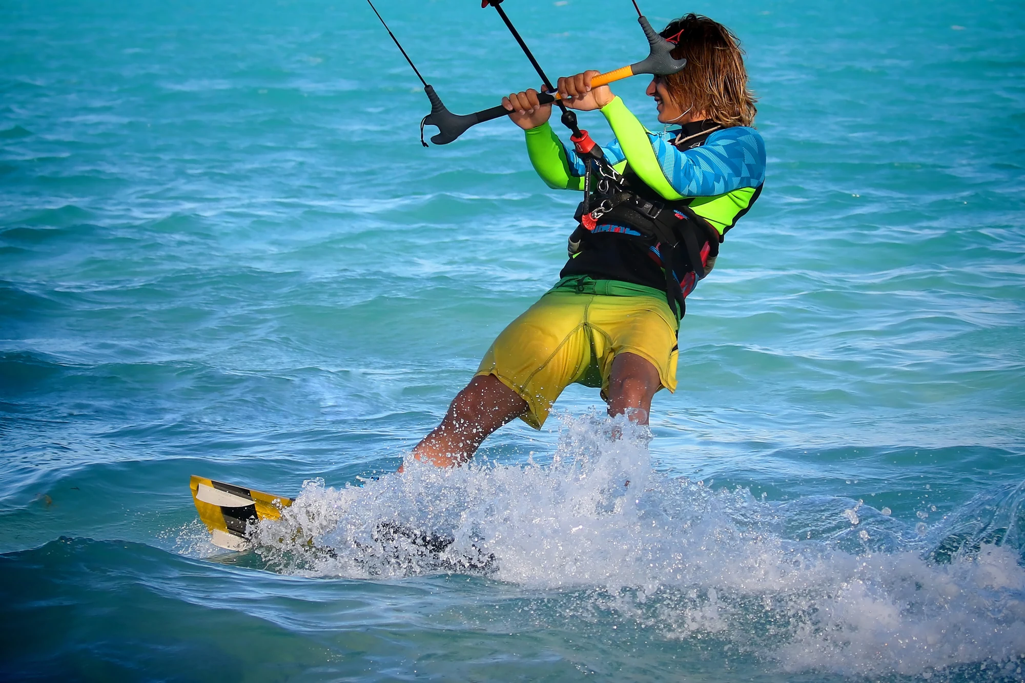 Kitesurfeur sur une mer bleue en Vendée