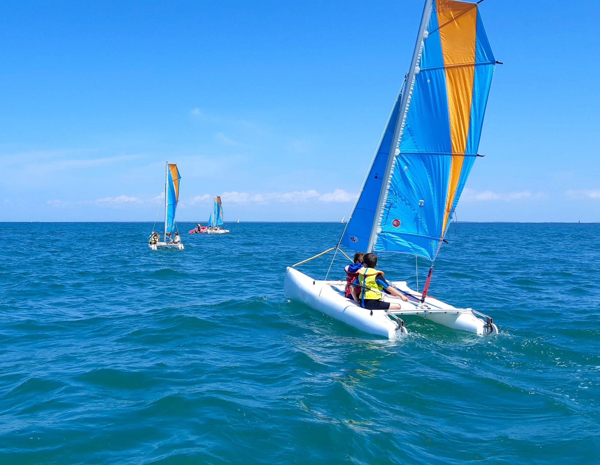 Navigation en catamaran au bord de La Faute-sur-Mer