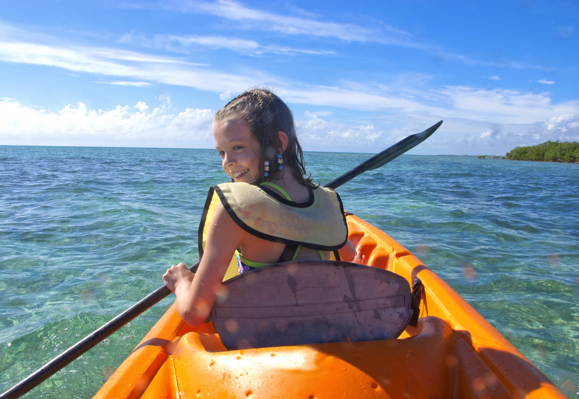 Enfants en kayak pendant un séjour du CGCV